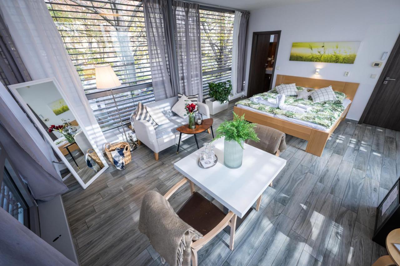 Atelier Lanna Bed & Breakfast เชสเกบูดิเยโจวิตเซ ภายนอก รูปภาพ